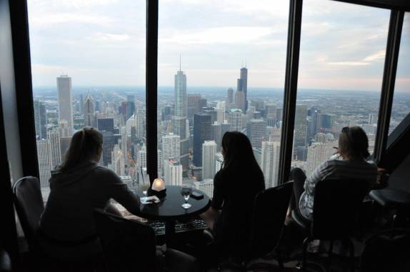 Um drinque nas alturas, no alto da John Hancock Tower, em Chicago, estado de Illinois, nos Estados Unidos